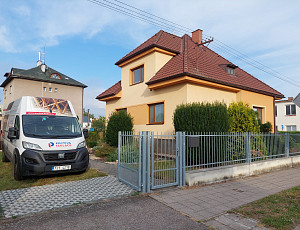 Zateplení stropu rodinného domu pomocí foukané izolace